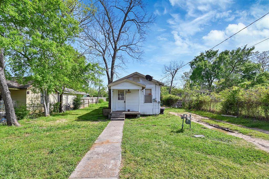 721 Avenue - Photo 1