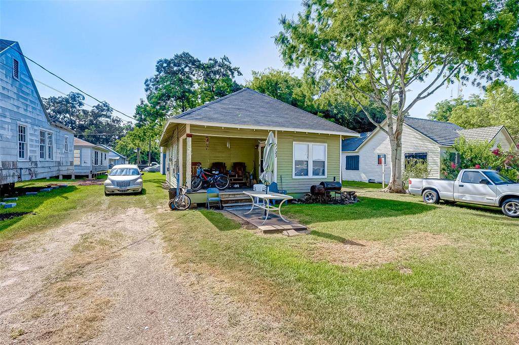 1123 College Street - Photo 1