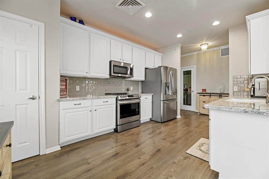 2815 Kings Crossing Drive - Photo 1