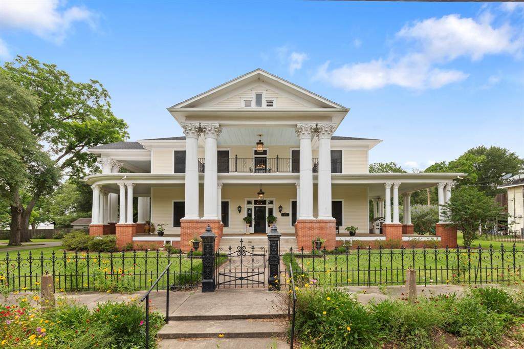 401 Walnut Avenue - Photo 1