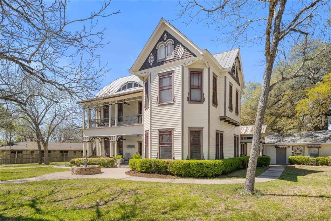 501 Moore - Photo 1
