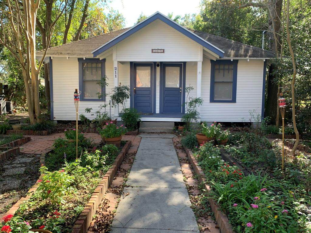 211 Lang Street - Photo 1