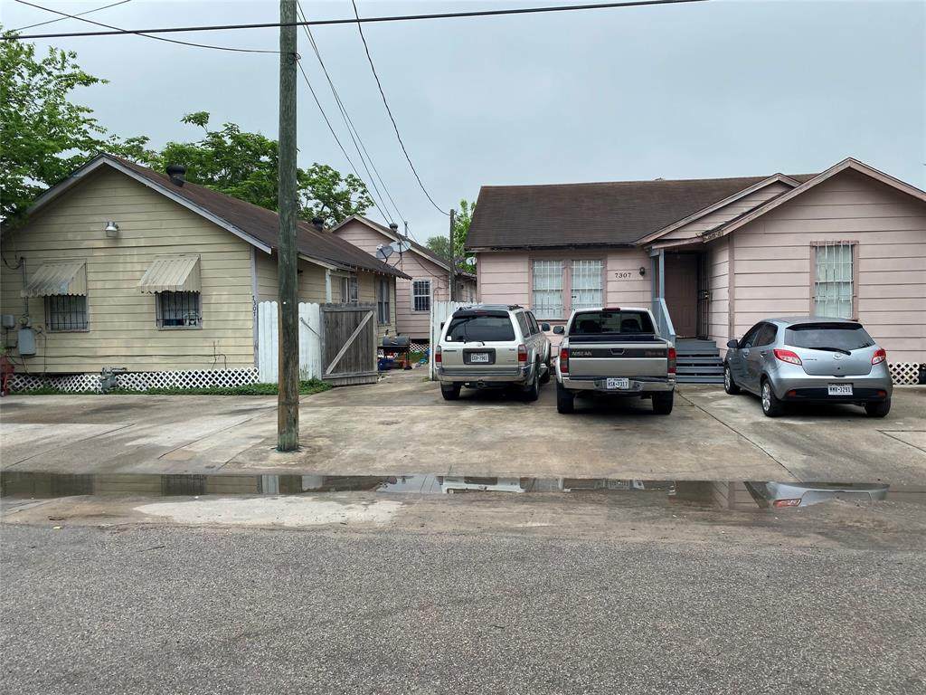 7307 Avenue H - Photo 1