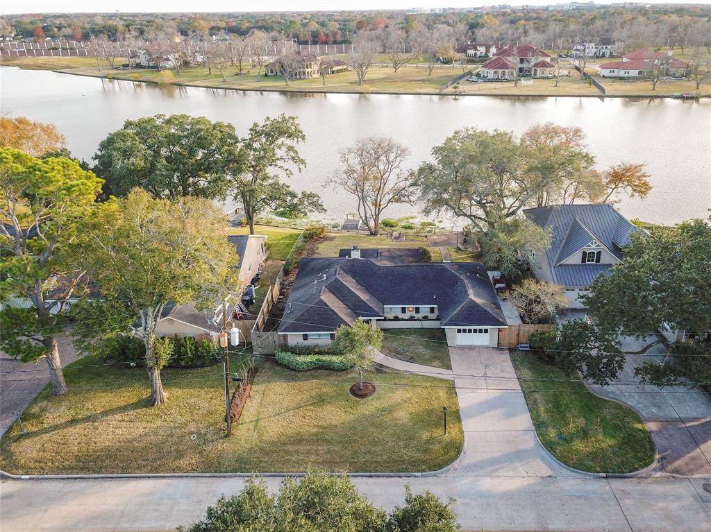 606 Lakeview Drive - Photo 1