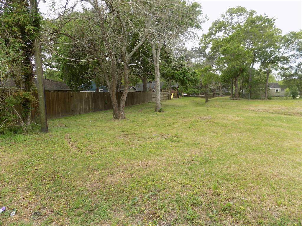 499 Illinois Avenue - Photo 1