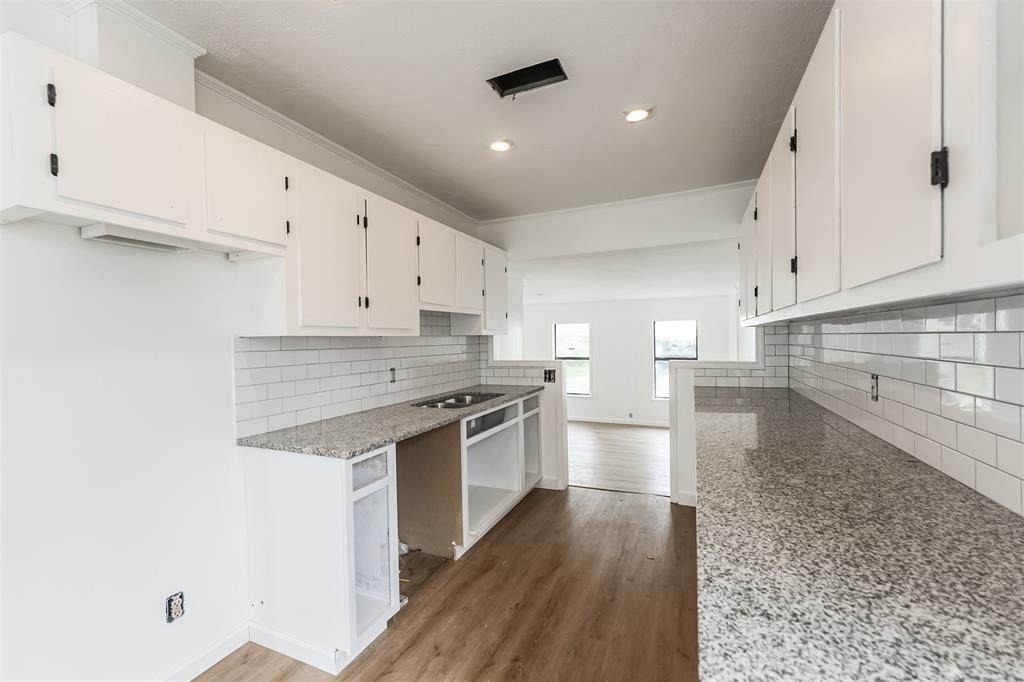 1933 Green Avenue - Photo 1