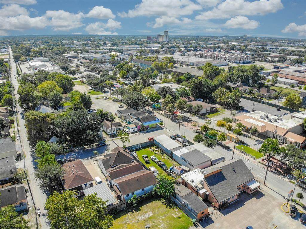 305 Live Oak Street - Photo 1