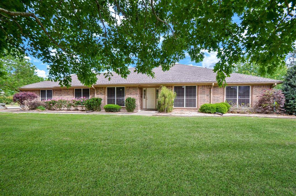 428 Lakeview Circle - Photo 1