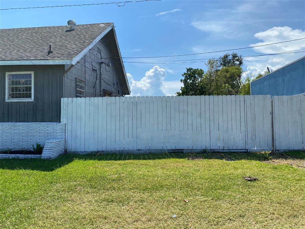 1349 Thomas Boulevard - Photo 1