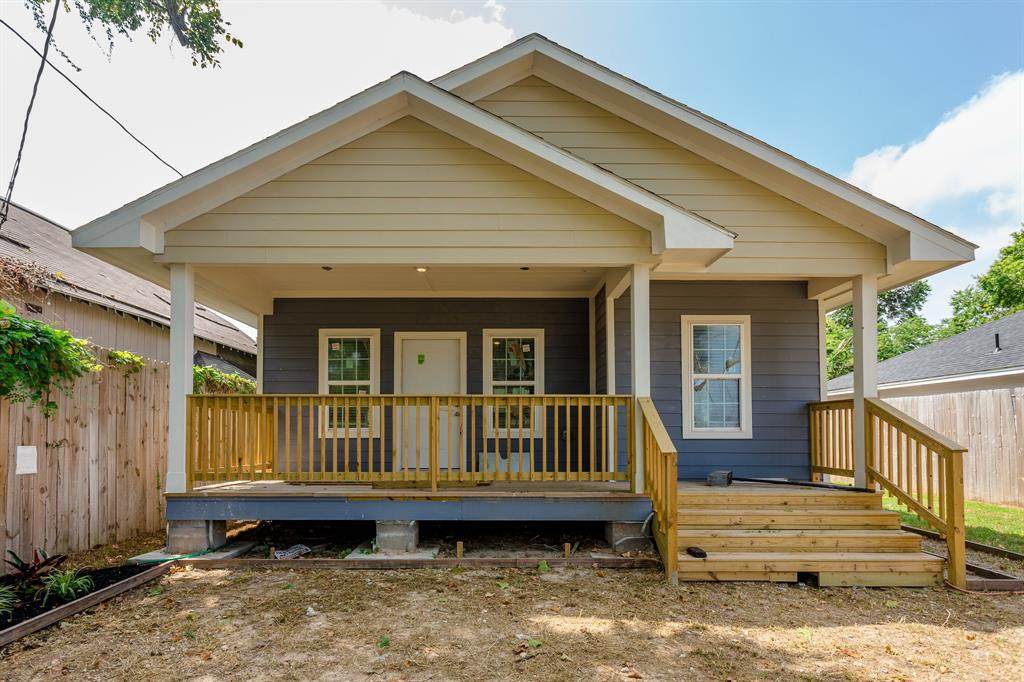 110 Amundsen Street - Photo 1
