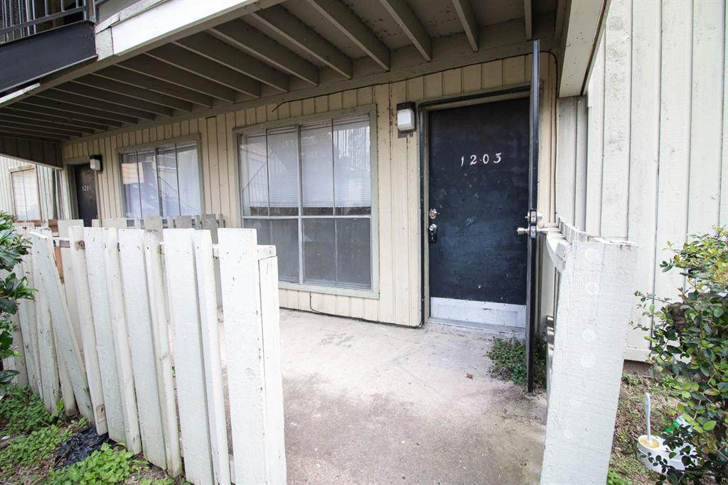5625 Antoine Drive - Photo 1