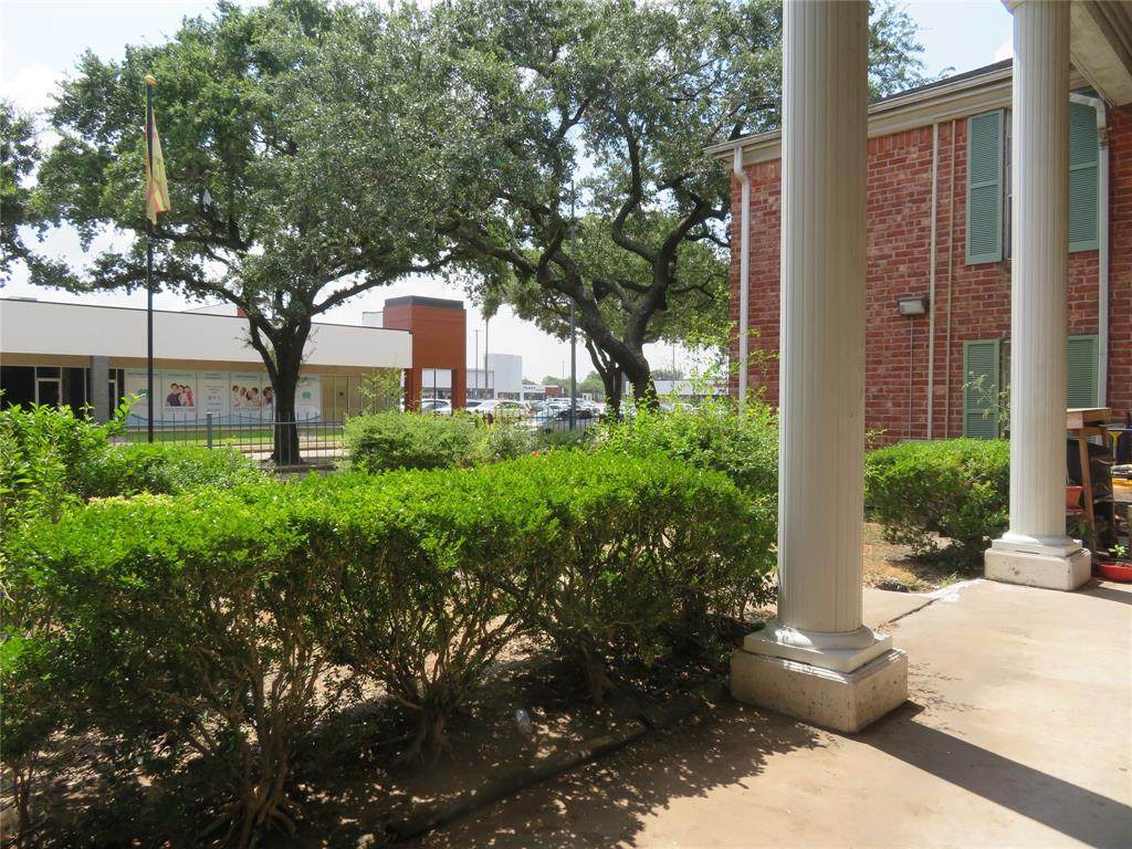 9201 Clarewood Drive - Photo 1