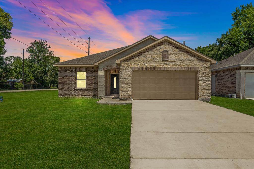 401 Elm Lake Drive - Photo 1