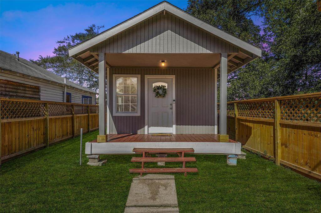 1106 Carver Street - Photo 1