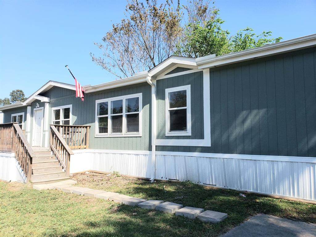 155 Carmen Boulevard - Photo 1