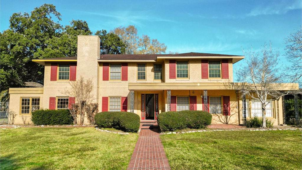 208 West Putnum Avenue - Photo 1