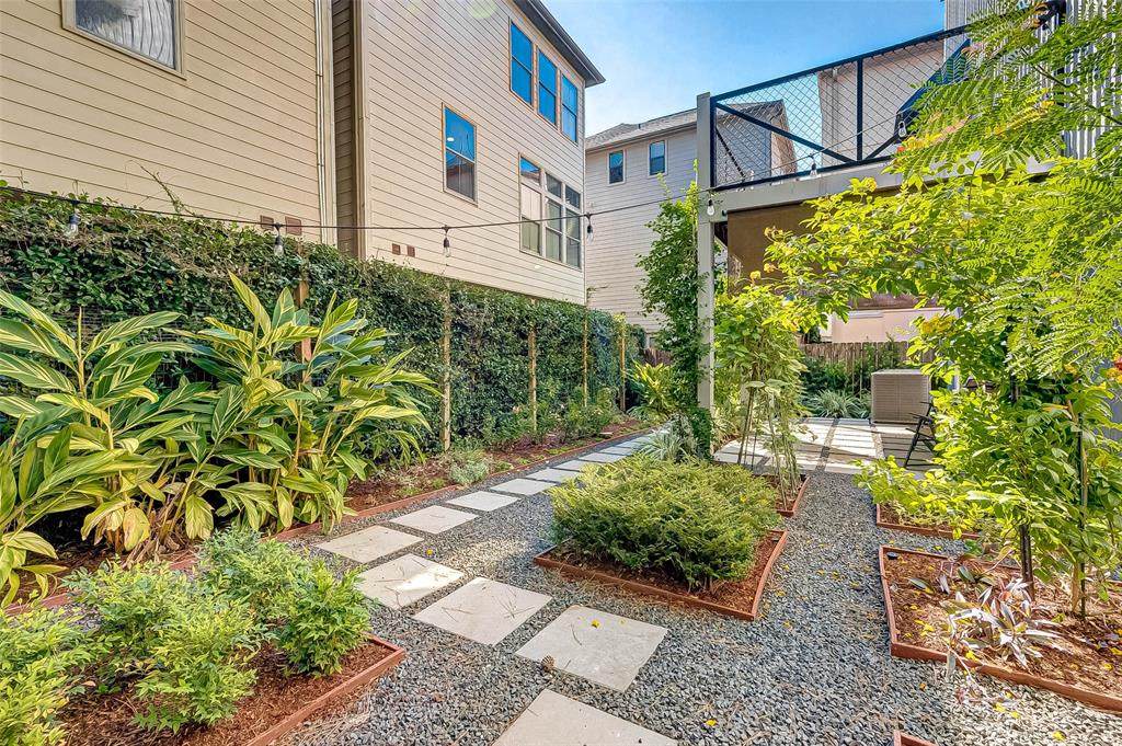 652 Lester Street - Photo 1