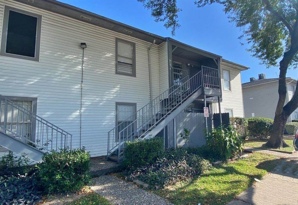 7200 Clarewood Drive - Photo 1