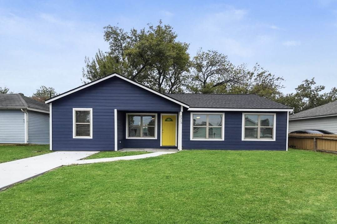 2313 Ingersol Avenue - Photo 1