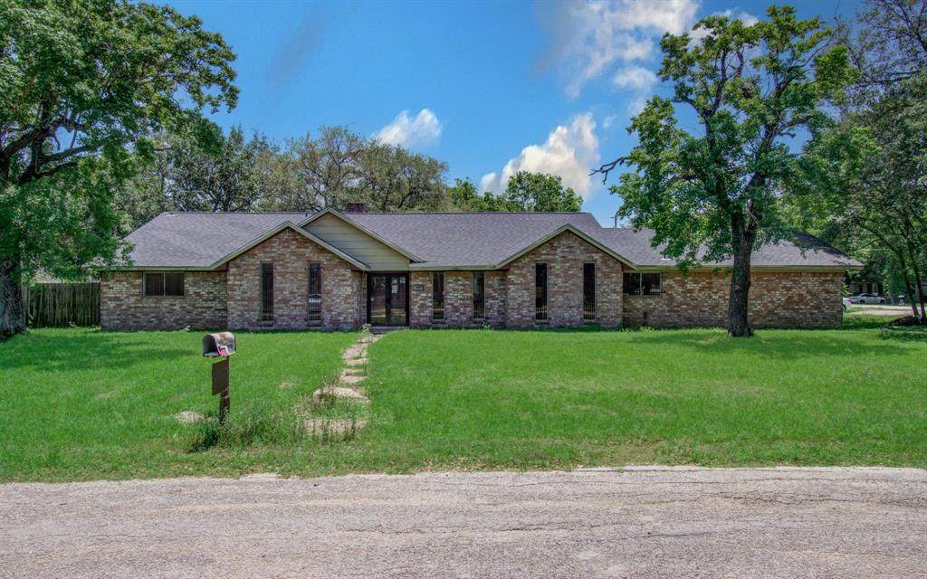 1002 Warwick Street - Photo 1