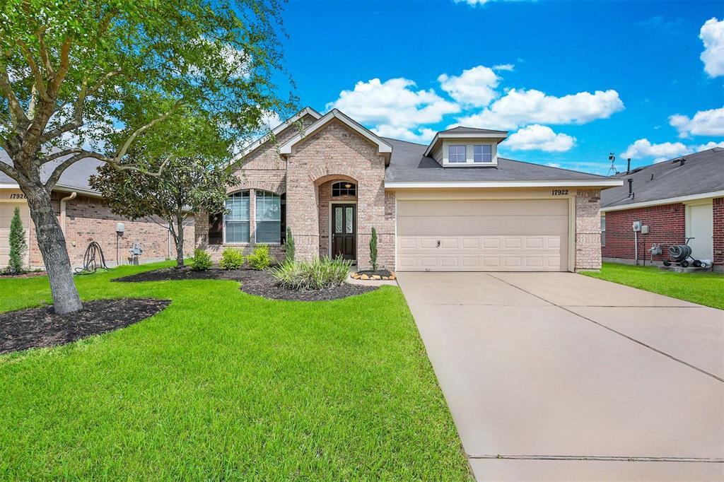 17922 Pinewood Green - Photo 1