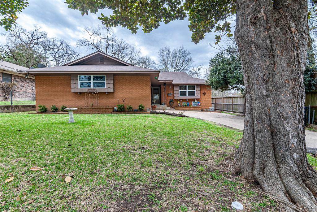 305 W Lubbock St - Photo 1