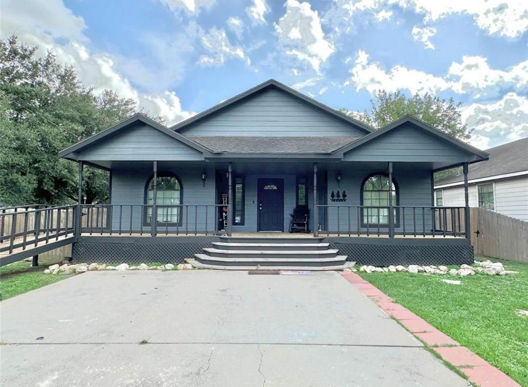 1011 5th Street - Photo 1