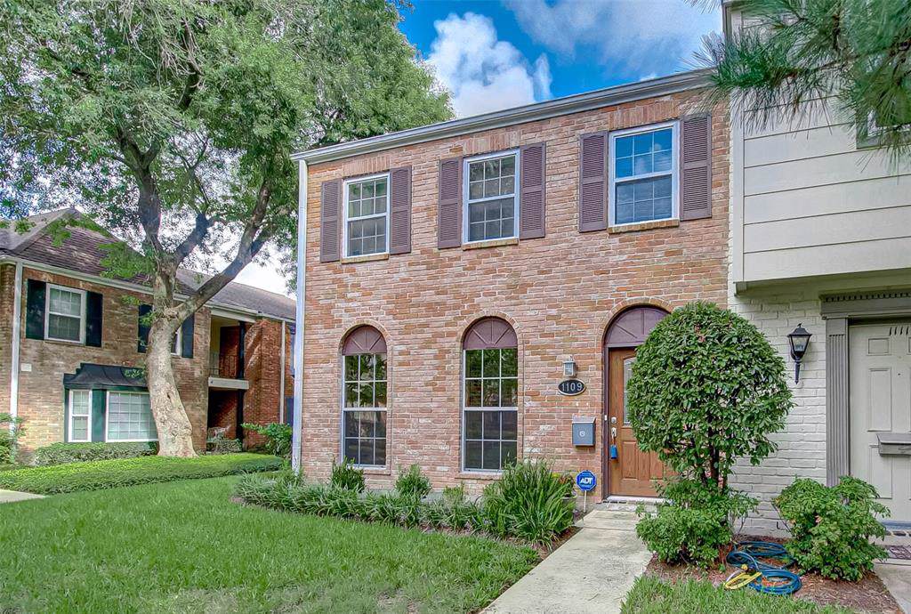 1109 Country Place - Photo 1