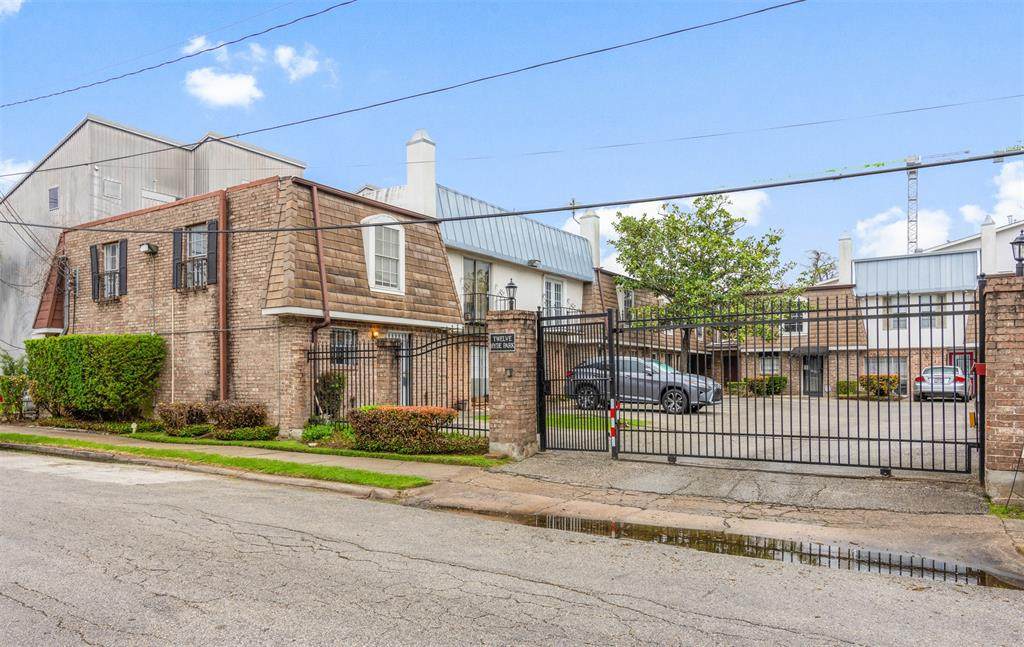 12 Hyde Park Boulevard - Photo 1