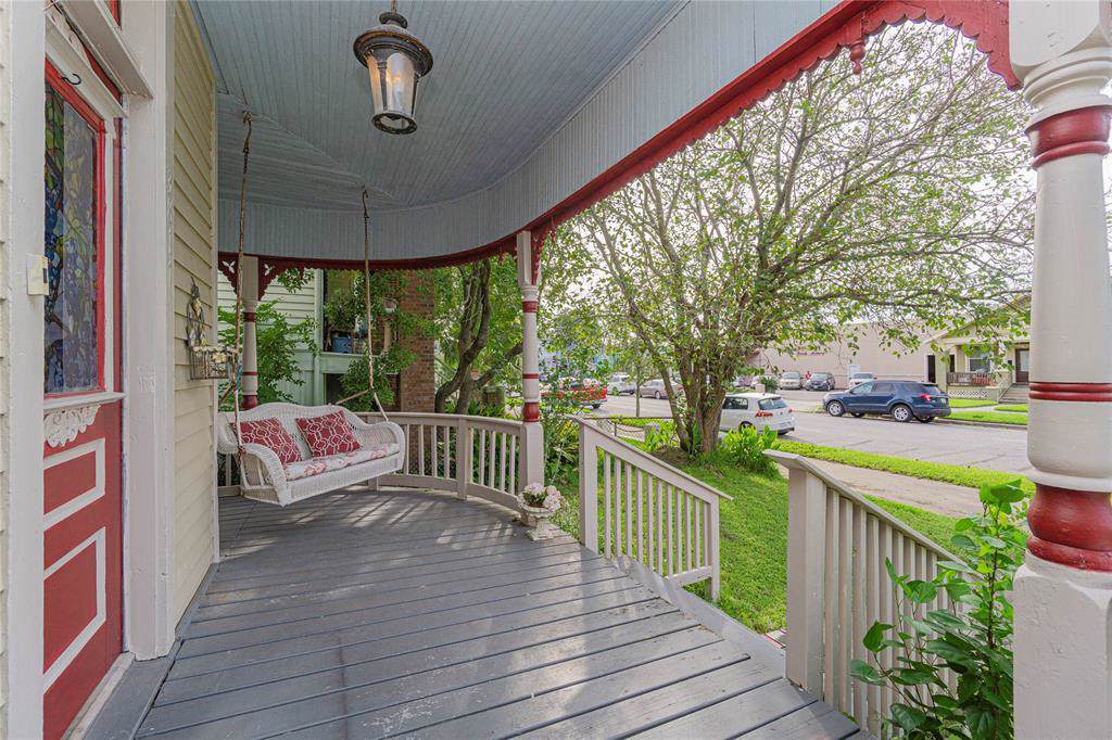 3811 Avenue O - Photo 1