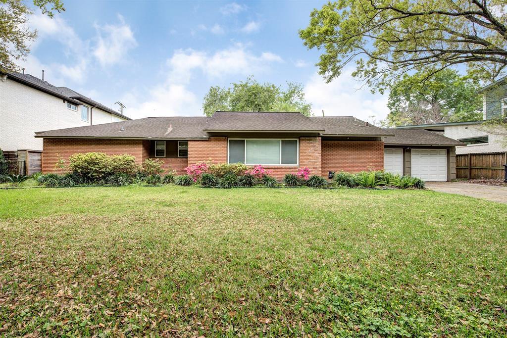 2215 Macarthur - Photo 1