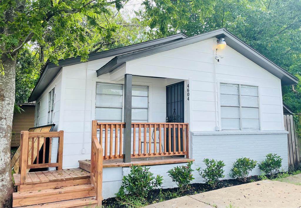 4604 East Freeway - Photo 1