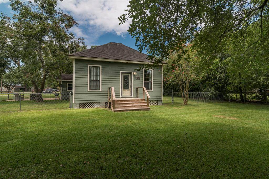 10827 L Street - Photo 1