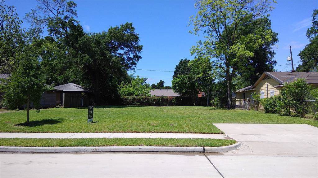 1937 Lynnview Drive - Photo 1