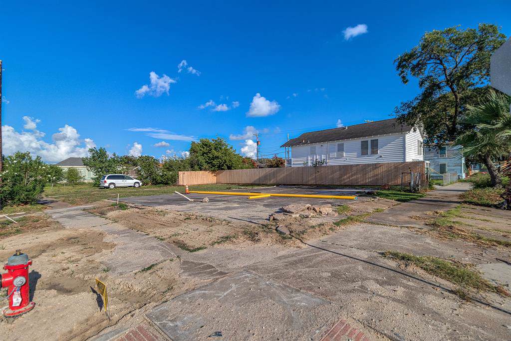 4027 Avenue N 1/2 - Photo 1