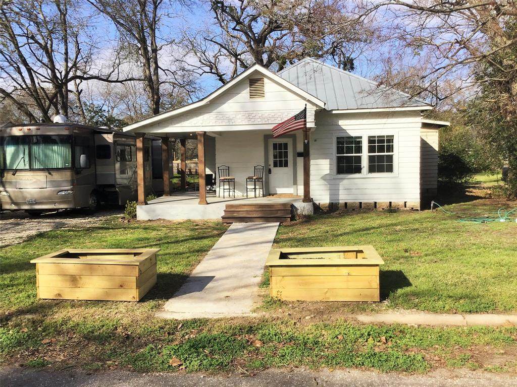 713 Pecan Street - Photo 1