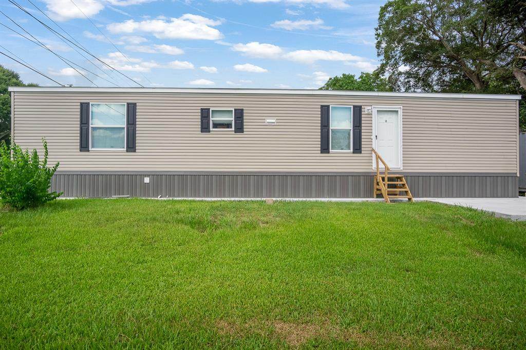 925 9th Street - Photo 1
