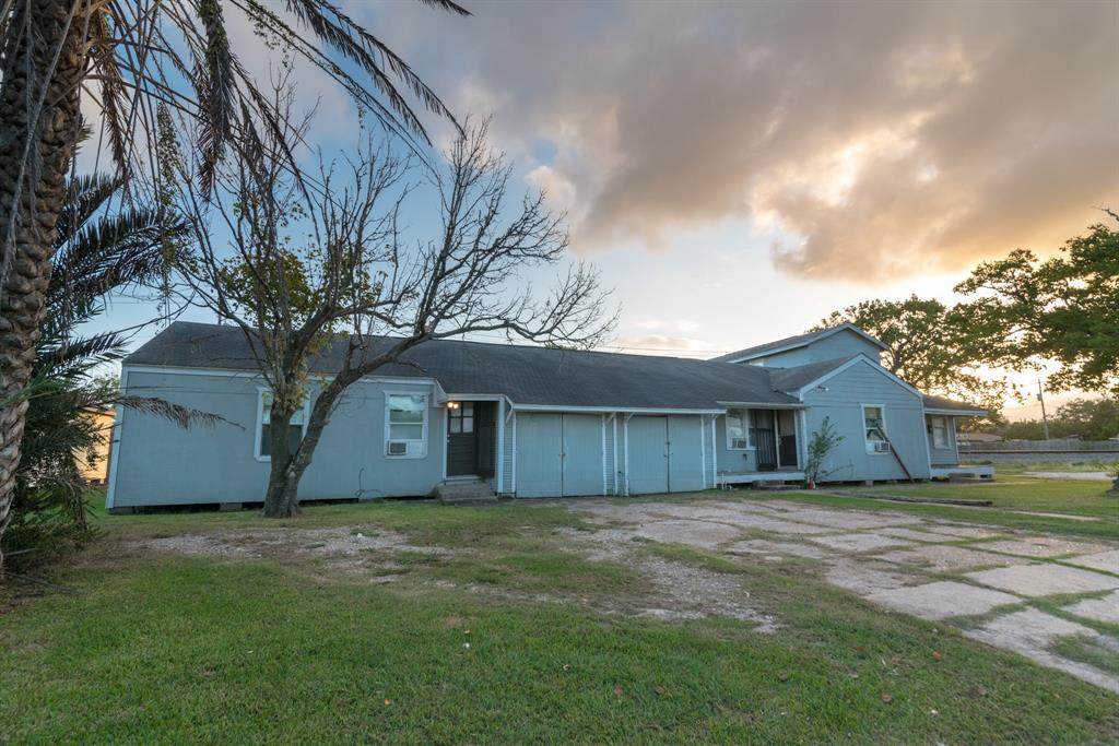 527 8th Street - Photo 1