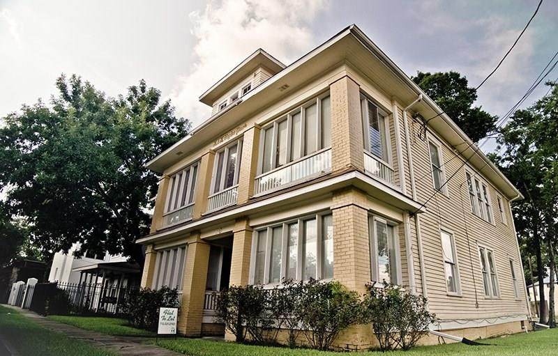 19 Hyde Park Boulevard - Photo 1