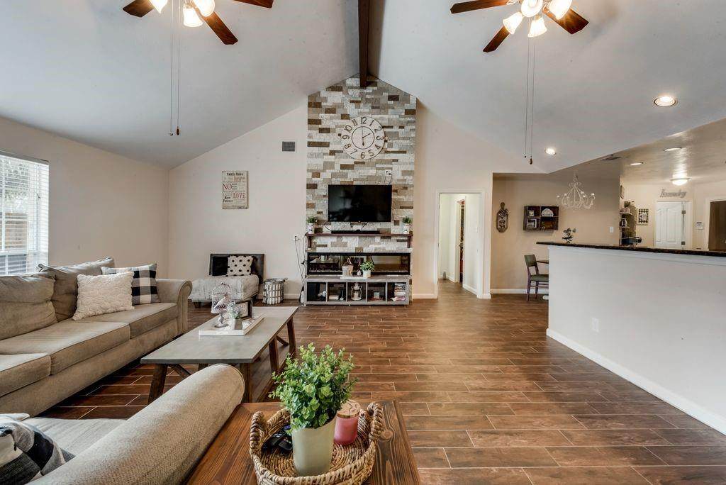 1023 Gladstone Drive - Photo 1