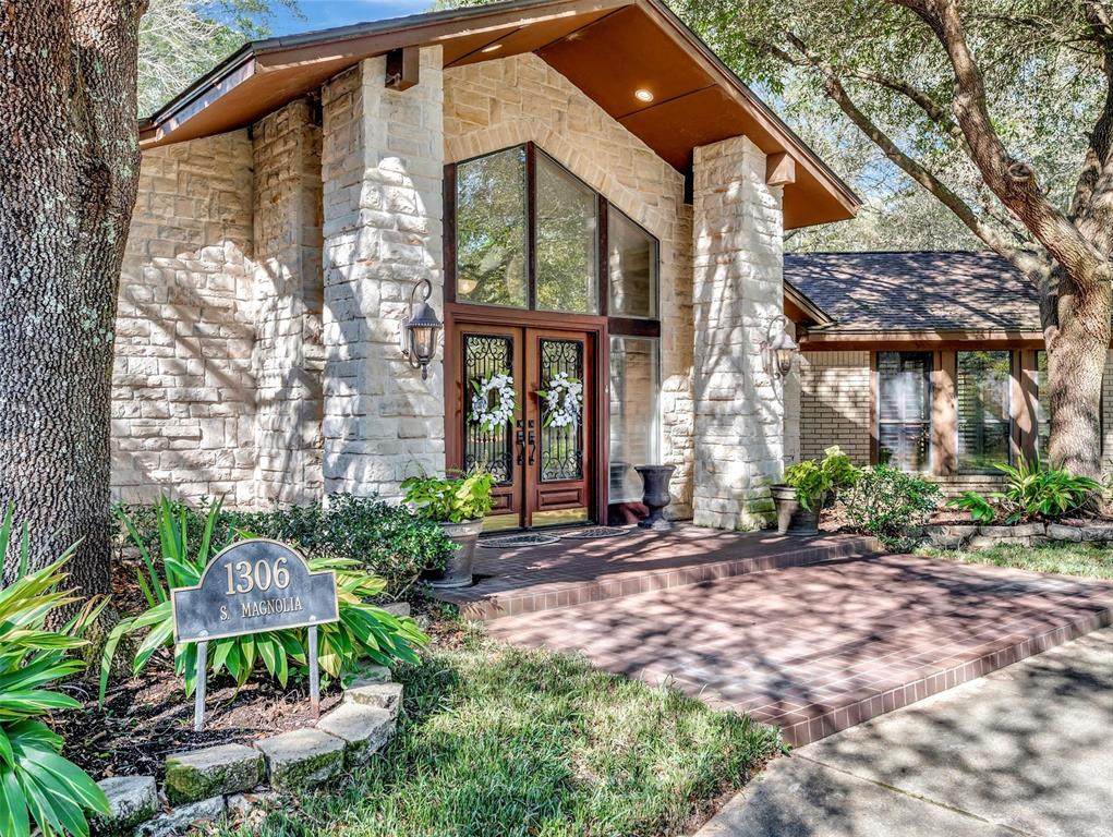 1306 Magnolia Street - Photo 1