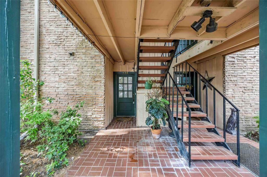 8233 Kingsbrook Road - Photo 1