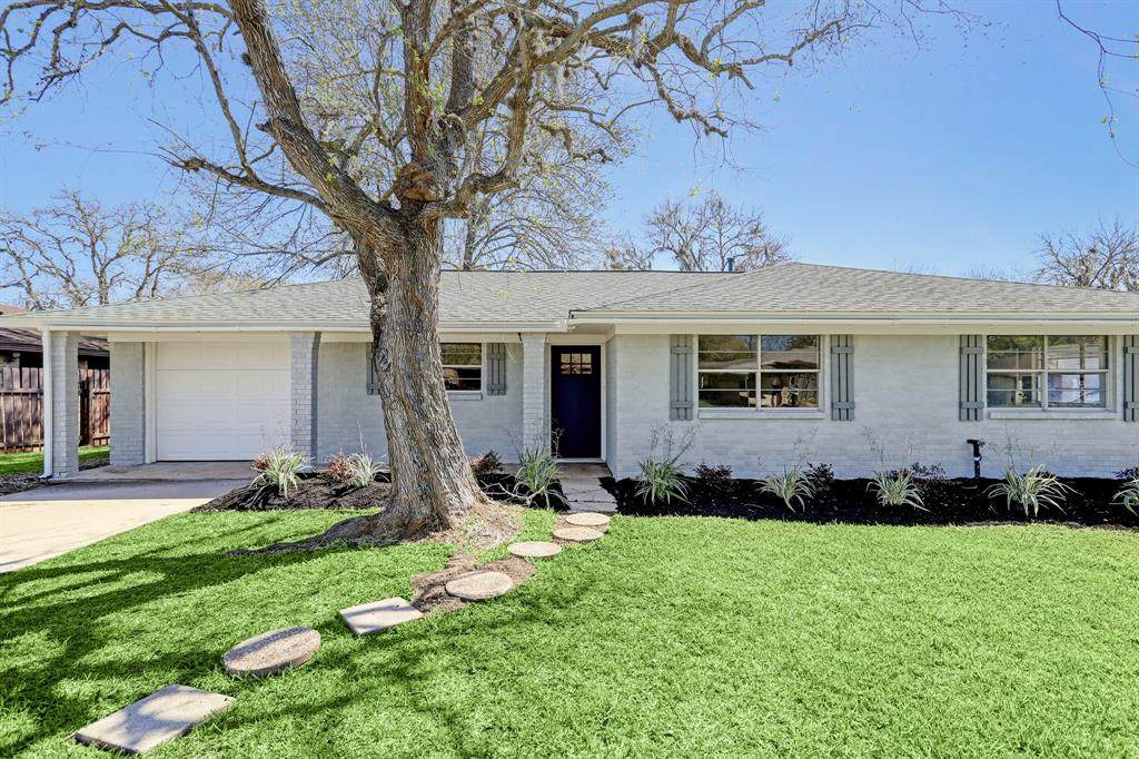 220 Avenue H - Photo 1