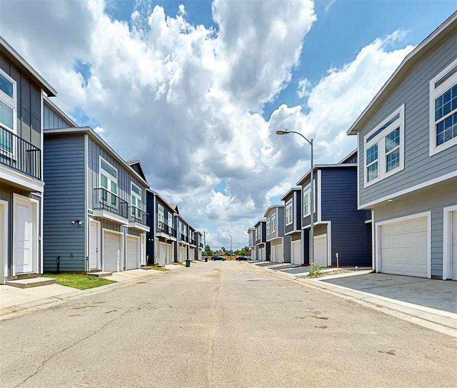 18819 Luminescent Lane - Photo 1