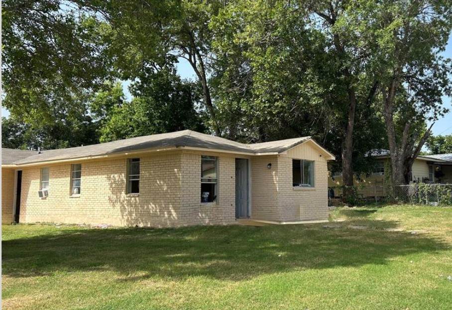 819 E Guadalupe St - Photo 1