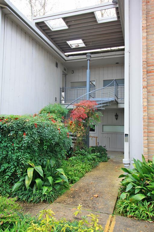 8211 Katy Freeway - Photo 1