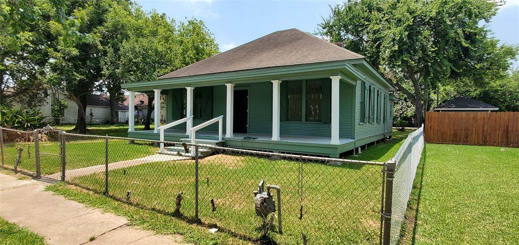 511 Avenue A - Photo 1