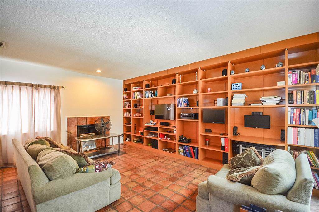 400 Tuam Street - Photo 1