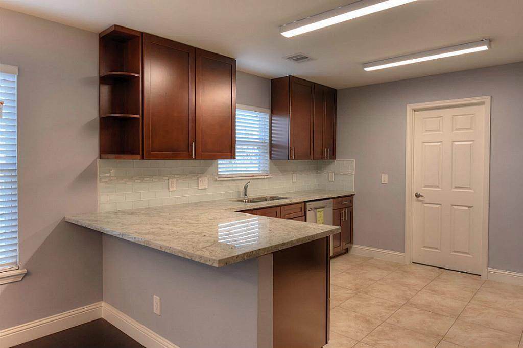 907 32nd 1/2 Street - Photo 1