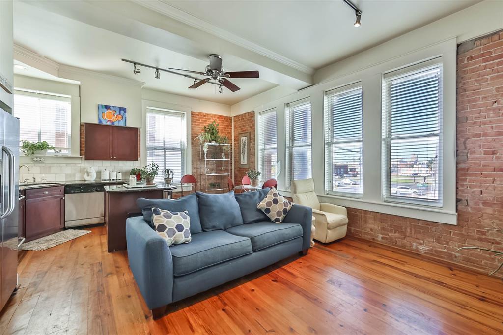 202 Rosenberg - Photo 1